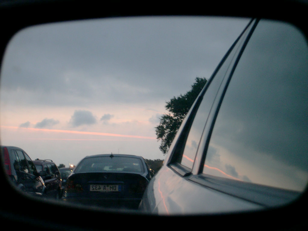 Wie es das Schicksal will, fallen dieses Jahr zwei Großereignisse zusammen – Stoppelmarkt und Schweinepest. Eine Woche vor Festbeginn der erste Todesfall. Drei Tage später, die meisten Buden und Karussells sind bereits aufgebaut, kommen die Laborergebniss